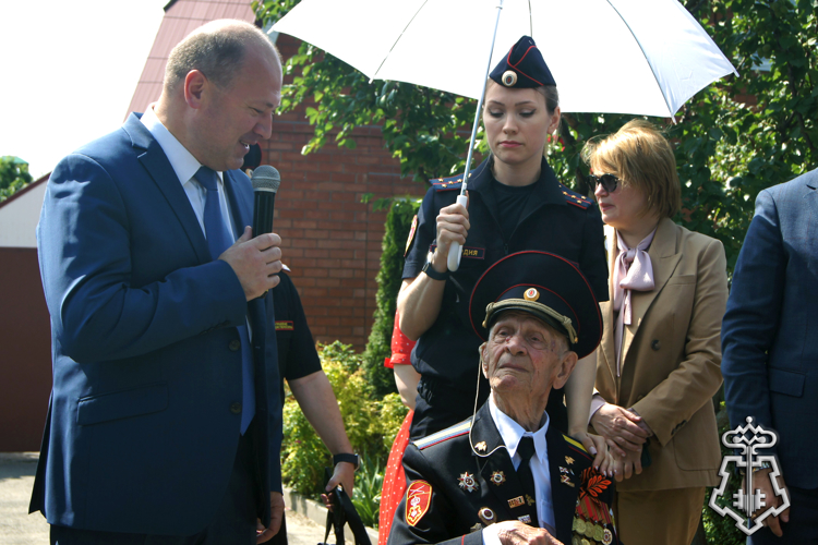 СО 100-ЛЕТНИМ ЮБИЛЕЕМ ПОЗДРАВИЛИ ВЕТЕРАНА ВЕЛИКОЙ ОТЕЧЕСТВЕННОЙ ВОЙНЫ, ВЕТЕРАНА СЛУЖБЫ ВНЕВЕДОМСТВЕННОЙ ОХРАНЫ ПЕТРА ГОЛЫШКИНА