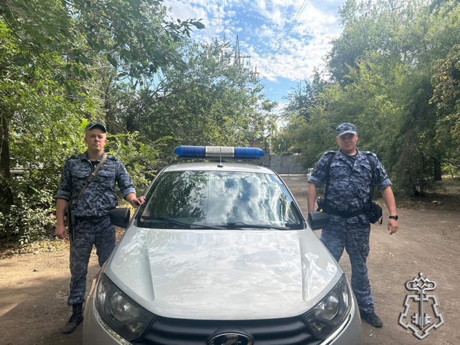 В ЖЕЛЕЗНОДОРОЖНОМ РАЙОНЕ ГОРОДА РОСТОВА-НА-ДОНУ СОТРУДНИКИ ВНЕВЕДОМСТВЕННОЙ ОХРАНЫ ОКАЗАЛИ ПОМОЩЬ ВОДИТЕЛЮ ПОТЕРЯВШЕМУ СОЗНАНИЕ ВО ВРЕМЯ УПРАВЛЕНИЯ АВТОМОБИЛЕМ 