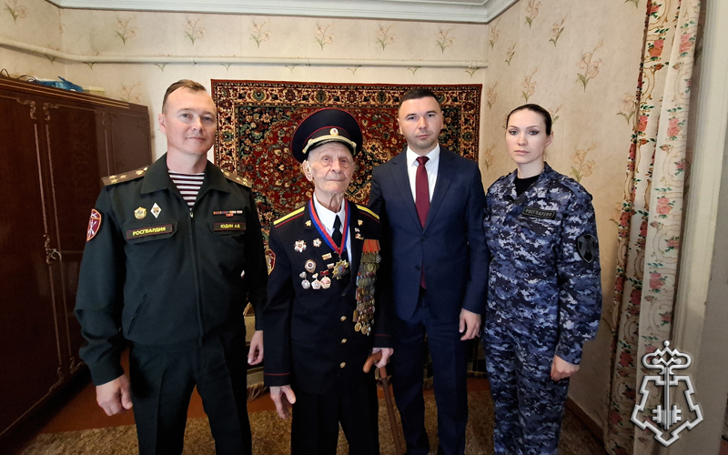 ПОЗДРАВЛЕНИЯ С НАСТУПАЮЩИМ ДНЕМ ГОРОДА ПРИНЯЛ ВЕТЕРАН СЛУЖБЫ ВНЕВЕДОМСТВЕННОЙ ОХРАНЫ ПЕТР ПАВЛОВИЧ ГОЛЫШКИН, КОТОРОМУ В ИЮНЕ ЭТОГО ГОДА ИСПОЛНИЛОСЬ 100 ЛЕТ