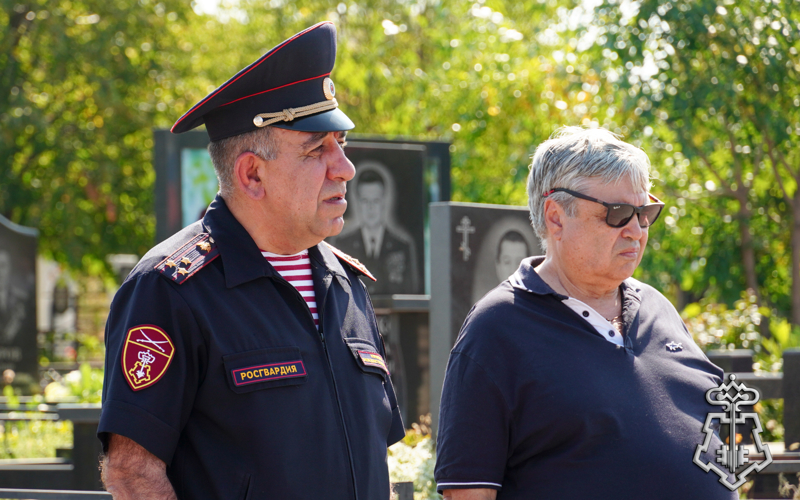 В ГОРОДЕ АКСАЕ СОТРУДНИКИ ТЕРРИТОРИАЛЬНОГО УПРАВЛЕНИЯ ВНЕВЕДОМСТВЕННОЙ ОХРАНЫ ПОЧТИЛИ ПАМЯТЬ СТАРШЕГО СЕРЖАНТА ПОЛИЦИИ ИВАНА ШАХОВОГО ПОГИБШЕГО 12 ЛЕТ НАЗАД ПРИ ЗАДЕРЖАНИИ БАНДЫ «АМАЗОНОК» 