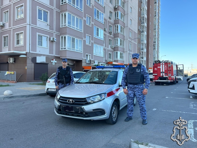 В СОВЕТСКОМ РАЙОНЕ ГОРОДА РОСТОВА-НА-ДОНУ СОТРУДНИКИ ВНЕВЕДОМСТВЕННОЙ ОХРАНЫ СПАСЛИ ИЗ ПОЖАРА ДВОИХ ДЕТЕЙ