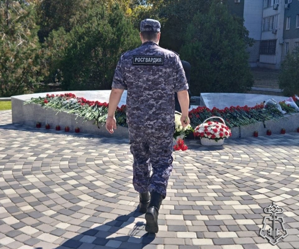 В ГОРОДЕ ВОЛГОДОНСКЕ СОТРУДНИКИ ВНЕВЕДОМСТВЕННОЙ ОХРАНЫ ПОЧТИЛИ ПАМЯТЬ ЖЕРТВ ТЕРАКТА
