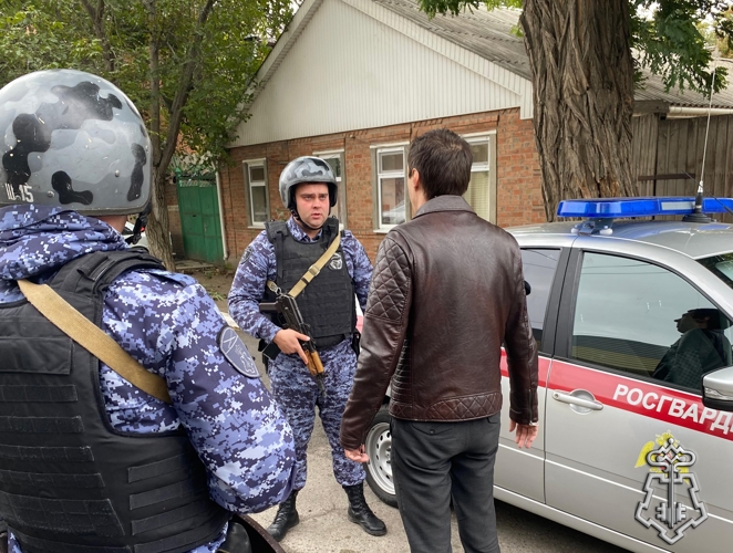 В ГОРОДЕ ТАГАНРОГЕ СОТРУДНИКИ ВНЕВЕДОМСТВЕННОЙ ОХРАНЫ ЗАДЕРЖАЛИ ГРАЖДАНИНА НАХОДЯЩЕГОСЯ В ФЕДЕРАЛЬНОМ РОЗЫСКЕ ЗА СОВЕРШЕНИЕ ИМ РЯДА ИМУЩЕСТВЕННЫХ ПРЕСТУПЛЕНИЙ