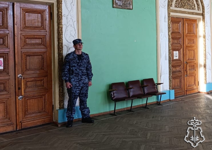 В ГОРОДЕ КРАСНЫЙ СУЛИН СОТРУДНИКИ ВНЕВЕДОМСТВЕННОЙ ОХРАНЫ ОБЕСПЕЧИЛИ БЕЗОПАСНОСТЬ НА ПРАЗДНИЧНЫХ МЕРОПРИЯТИЯХ  ПОСВЯЩЕННЫХ «ДНЮ УЧИТЕЛЯ»
