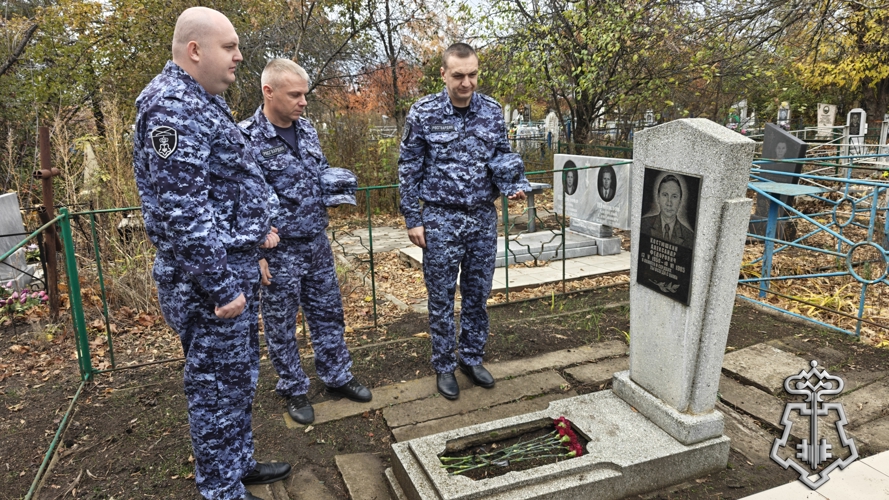 СОТРУДНИКИ ВНЕВЕДОМСТВЕННОЙ ОХРАНЫ ОВО ПО ГОРОДУ ГУКОВО И КРАСНОСУЛИНСКОМУ РАЙОНУ РОСТОВСКОЙ ОБЛАСТИ, ПОЧТИЛИ ПАМЯТЬ СВОЕГО КОЛЛЕГИ ПОГИБШЕГО ПРИ ИСПОЛНЕНИИ СЛУЖЕБНЫХ ОБЯЗАННОСТЕЙ В 1985 ГОДУ