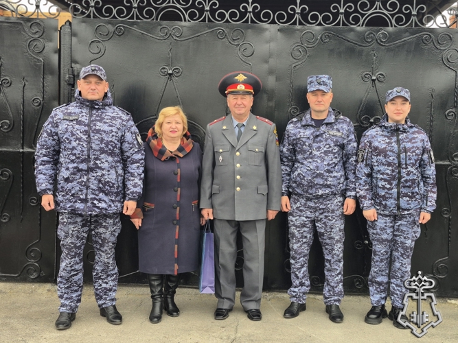 В НОВОШАХТИНСКЕ СОТРУДНИКИ ВНЕВЕДОМСТВННОЙ ОХРАНЫ ПОЗДРАВИЛИ ВЕТЕРАНА СЛУЖБЫ С ДНЕМ СОТРУДНИКА ОРГАНОВ ВНУТРЕННИХ ДЕЛ РОССИЙСКОЙ ФЕДЕРАЦИИ