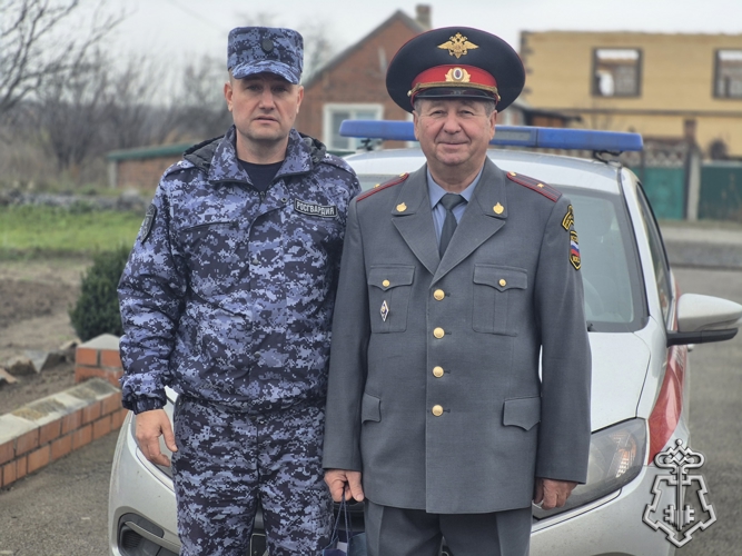 В НОВОШАХТИНСКЕ СОТРУДНИКИ ВНЕВЕДОМСТВННОЙ ОХРАНЫ ПОЗДРАВИЛИ ВЕТЕРАНА СЛУЖБЫ С ДНЕМ СОТРУДНИКА ОРГАНОВ ВНУТРЕННИХ  ДЕЛ  РОССИЙСКОЙ ФЕДЕРАЦИИ