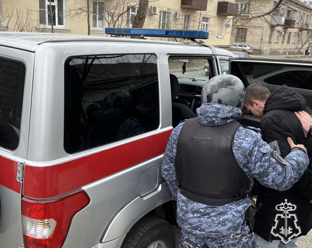 В ЛЕНИНСКОМ РАЙОНЕ ГОРОДА РОСТОВА-НА-ДОНУ СОТРУДНИКИ ВНЕВЕДОМСТВЕННОЙ ОХРАНЫ «ПО ГОРЯЧИМ СЛЕДАМ» ЗАДЕРЖАЛИ МУЖЧИНУ НАНЕСШЕГО НОЖЕВЫЕ РАНЕНИЯ