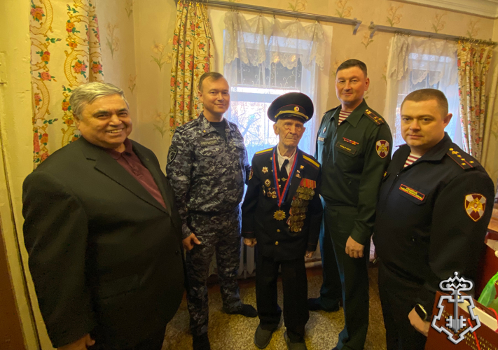 РУКОВОДСТВО И СОТРУДНИКИ ОБЛАСТНОГО УПРАВЛЕНИЯ ВНЕВЕДОМСТВЕННОЙ ОХРАНЫ ПОЗДРАВИЛИ С НАСТУПАЮЩИМ НОВЫМ ГОДОМ ВЕТЕРАНА СЛУЖБЫ ПЕТРА ПАВЛОВИЧА ГОЛЫШКИНА, КОТОРОМУ В ИЮНЕ ЭТОГО ГОДА ИСПОЛНИЛОСЬ 100 ЛЕТ