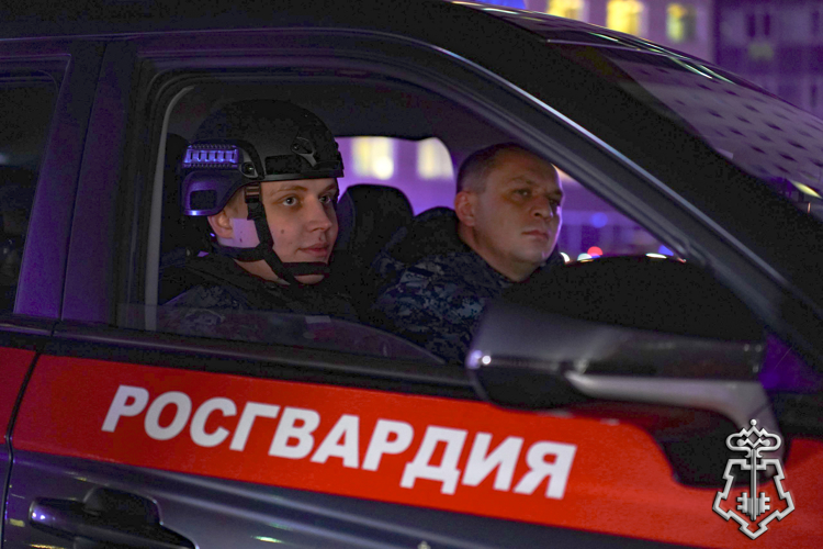 СОТРУДНИКИ ВНЕВЕДОМСТВЕННОЙ ОХРАНЫ РОСГВАРДИИ ПРОВЕЛИ ФЛЭШМОБ, ПОСВЯЩЕННЫЙ ГОДУ ЕДИНСТВА НАРОДОВ РОССИИ (ВИДЕО)
