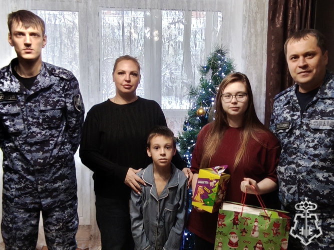 В ГОРОДЕ АКСАЕ РОСТОВСКОЙ ОБЛАСТИ СОТРУДНИКИ ВНЕВЕДОМСТВЕННОЙ ОХРАНЫ ПОЗДРАВИЛИ С НАСТУПАЮЩИМ НОВЫМ ГОДОМ ВДОВУ И ДОЧЬ СВОЕГО КОЛЛЕГИ ПОГИБШЕГО ПРИ ИСПОЛНЕНИИ СЛУЖЕБНОГО ДОЛГА