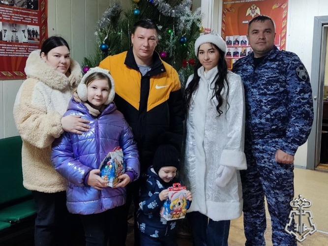 В ГОРОДЕ КАМЕНСК-ШАХТИНСКИЙ СОТРУДНИКИ ВНЕВЕДОМСТВЕННОЙ ОХРАНЫ ПОЗДРАВИЛИ С НАСТУПАЮЩИМ НОВЫМ 2026 ГОДОМ ЧЛЕНОВ СЕМЕЙ ВОЕННОСЛУЖАЩИХ ВЫПОЛНЯЮЩИХ БОЕВЫЕ ЗАДАЧИ В РАМКАХ СПЕЦИАЛЬНОЙ ВОЕННОЙ ОПЕРАЦИИ