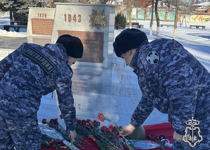 В ГОРОДЕ КОНСТАНТИНОВСКЕ СОТРУДНИКИ ВНЕВЕДОМСТВЕННОЙ ОХРАНЫ ПОЧТИЛИ ПАМЯТЬ СОВЕТСКИХ ВОИНОВ ПОГИБШИХ ПРИ ОСВОБОЖДЕНИИ ГОРОДА ОТ НЕМЕЦКО-ФАШИСТСКИХ ЗАХВАТЧИКОВ