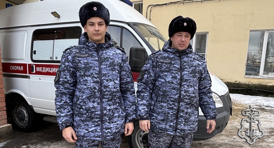 В ШОЛОХОВСКОМ РАЙОНЕ РОСТОВСКОЙ ОБЛАСТИ СОТРУДНИКИ ВНЕВЕДОМСТВЕННОЙ ОХРАНЫ ПОМОГЛИ ВРАЧАМ С ПЕРЕВОЗКОЙ БОЛЬНОГО