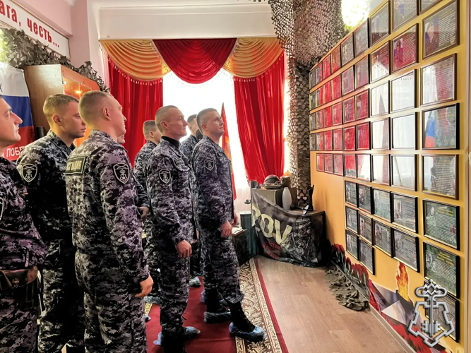 СОТРУДНИКИ ОТДЕЛЕНИЯ ВНЕВЕДОМСТВЕННОЙ ОХРАНЫ ЧЕРТКОВСКОГО РАЙОНА ПОСЕТИЛИ ТЕМАТИЧЕСКУЮ ВЫСТАВКУ ПОСВЯЩЕННУЮ ДНЮ РАЗГРОМА НЕМЕЦКИХ ЗАХВАТЧИКОВ В СТАЛИНГРАДСКОЙ БИТВЕ