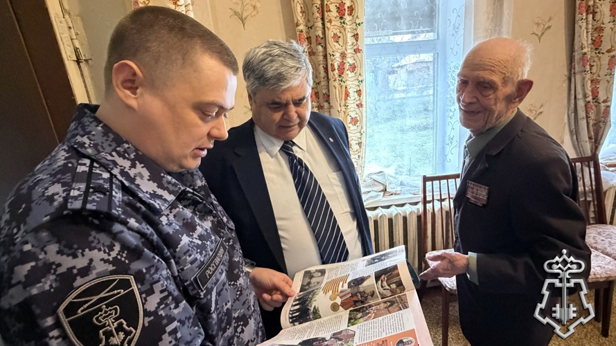 В ДОНСКОЙ СТОЛИЦЕ СОТРУДНИКИ ВНЕВЕДОМСТВЕННОЙ ОХРАНЫ ПОЗДРАВИЛИ ВЕТЕРАНА-ФРОНТОВИКА С ДНЕМ ЗАЩИТНИКА ОТЕЧЕСТВА
