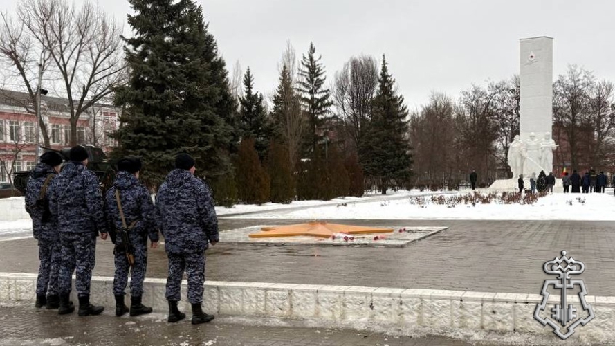 В РОСТОВСКОЙ ОБЛАСТИ СОТРУДНИКИ ВНЕВЕДОМСТВЕННОЙ ОХРАНЫ ПОЧТИЛИ ПАМЯТЬ ВОИНОВ КРАСНОЙ АРМИИ ОСВОБОЖДАВШИХ ОТ НЕМЕЦКО-ФАШИСТСКИХ ЗАХВАТЧИКОВ ГОРОДА И РАЙОНЫ ДОНСКОГО КРАЯ