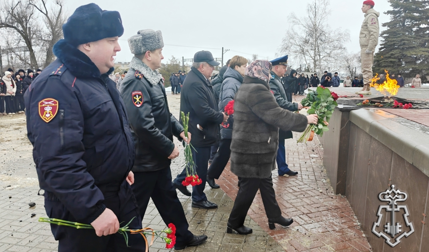 В РОСТОВСКОЙ ОБЛАСТИ СОТРУДНИКИ ВНЕВЕДОМСТВЕННОЙ ОХРАНЫ ПОЧТИЛИ ПАМЯТЬ ВОИНОВ КРАСНОЙ АРМИИ ОСВОБОЖДАВШИХ ОТ НЕМЕЦКО-ФАШИСТСКИХ ЗАХВАТЧИКОВ ГОРОДА И РАЙОНЫ ДОНСКОГО КРАЯ 