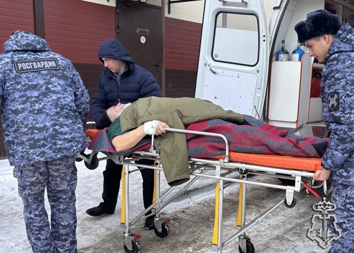 В ШОЛОХОВСКОМ РАЙОНЕ РОСТОВСКОЙ ОБЛАСТИ СОТРУДНИКИ ВНЕВЕДОМСТВЕННОЙ ОХРАНЫ ПОМОГЛИ ВРАЧАМ С ПЕРЕВОЗКОЙ БОЛЬНОГО