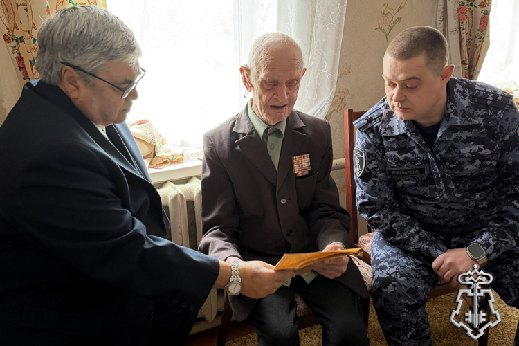 В ДОНСКОЙ СТОЛИЦЕ СОТРУДНИКИ ВНЕВЕДОМСТВЕННОЙ ОХРАНЫ ПОЗДРАВИЛИ ВЕТЕРАНА-ФРОНТОВИКА С ДНЕМ ЗАЩИТНИКА ОТЕЧЕСТВА