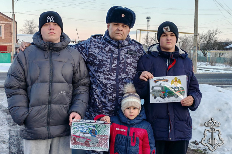 В КОНСТАНТИНОВСКОМ РАЙОНЕ РОСТОВСКОЙ ОБЛАСТИ ДЕТИ СОТРУДНИКОВ ОТДЕЛЕНИЯ ВНЕВЕДОМСТВЕННОЙ ОХРАНЫ ПОЗДРАВИЛИ СВОИХ РОДИТЕЛЕЙ С ДНЕМ ЗАЩИТНИКА ОТЕЧЕСТВА