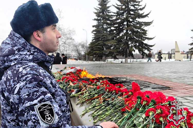 В РОСТОВСКОЙ ОБЛАСТИ СОТРУДНИКИ ВНЕВЕДОМСТВЕННОЙ ОХРАНЫ ПОЧТИЛИ ПАМЯТЬ ВОИНОВ КРАСНОЙ АРМИИ ОСВОБОЖДАВШИХ ОТ НЕМЕЦКО-ФАШИСТСКИХ ЗАХВАТЧИКОВ ГОРОДА И РАЙОНЫ ДОНСКОГО КРАЯ 