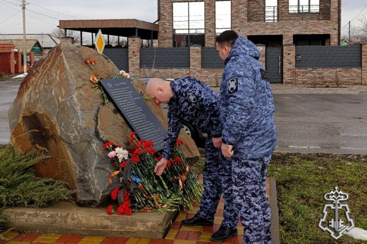 В РОСТОВСКОЙ ОБЛАСТИ СОТРУДНИКИ ВНЕВЕДОМСТВЕННОЙ ОХРАНЫ ПОЧТИЛИ ПАМЯТЬ ВОИНОВ - ИНТЕРНАЦИОНАЛИСТОВ