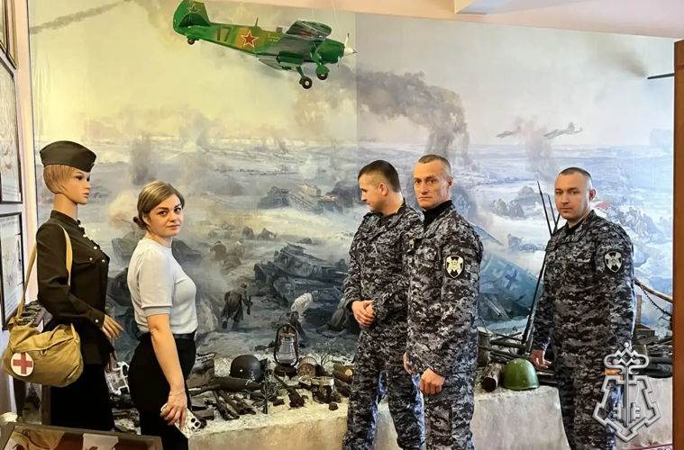 СОТРУДНИКИ ОТДЕЛЕНИЯ ВНЕВЕДОМСТВЕННОЙ ОХРАНЫ ЧЕРТКОВСКОГО РАЙОНА ПОСЕТИЛИ ТЕМАТИЧЕСКУЮ ВЫСТАВКУ ПОСВЯЩЕННУЮ ДНЮ РАЗГРОМА НЕМЕЦКИХ ЗАХВАТЧИКОВ В СТАЛИНГРАДСКОЙ БИТВЕ