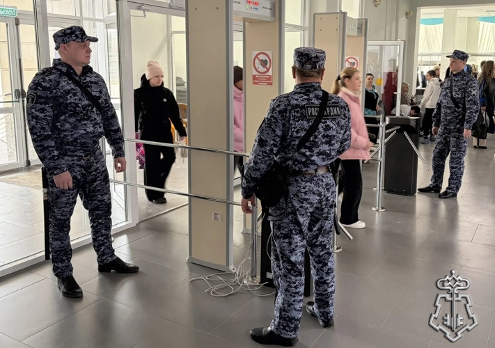 «12 ЛЕТ В РОДНОЙ ГАВАНИ». В ГОРОДЕ ДОНЕЦКЕ РОСТОВСКОЙ ОБЛАСТИ СОТРУДНИКИ ВНЕВЕДОМСТВЕННОЙ ОХРАНЫ ПРИНЯЛИ УЧАСТИЕ В ОХРАНЕ ПОРЯДКА НА ПРАЗДНИЧНЫХ МЕРОПРИЯТИЯХ ПОСВЯЩЕННЫХ ВОССОЕДИНЕНИЮ КРЫМА С РОССИЕЙ