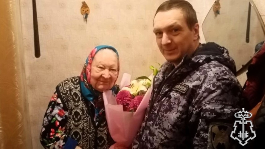В ГОРОДЕ КРАСНЫЙ СУЛИН СОТРУДНИКИ ВНЕВЕДОМСТВЕННОЙ ОХРАНЫ ПОСЕТИЛИ ПО МЕСТУ ЖИТЕЛЬСТВА СЕМЬИ КОЛЛЕГ ПОГИБШИХ ПРИ ИСПОЛНЕНИИ СЛУЖЕБНОГО ДОЛГА