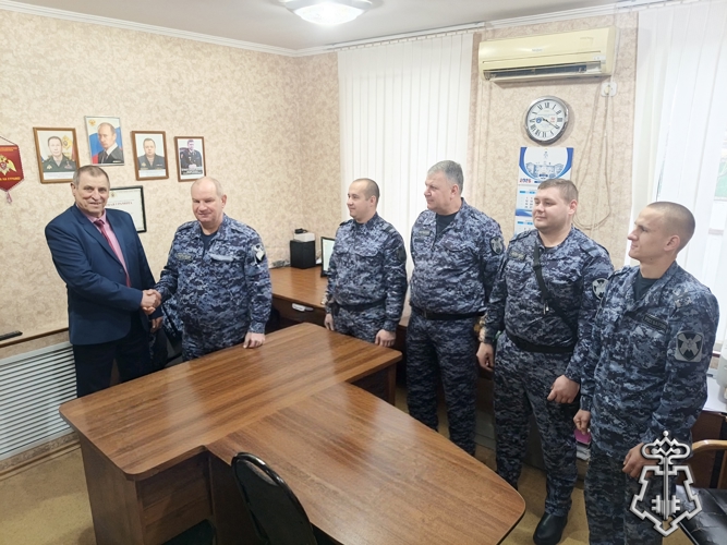 В БАГАЕВСКОМ РАЙОНЕ РОСТОВСКОЙ ОБЛАСТИ СОТРУДНИКИ ВНЕВЕДОМСТВЕННОЙ ОХРАНЫ ПОЗДРАВИЛИ ВЕТЕРАНА, ПОСВЯТИВШЕГО СЛУЖБЕ БОЛЕЕ 45 ЛЕТ ЖИЗНИ