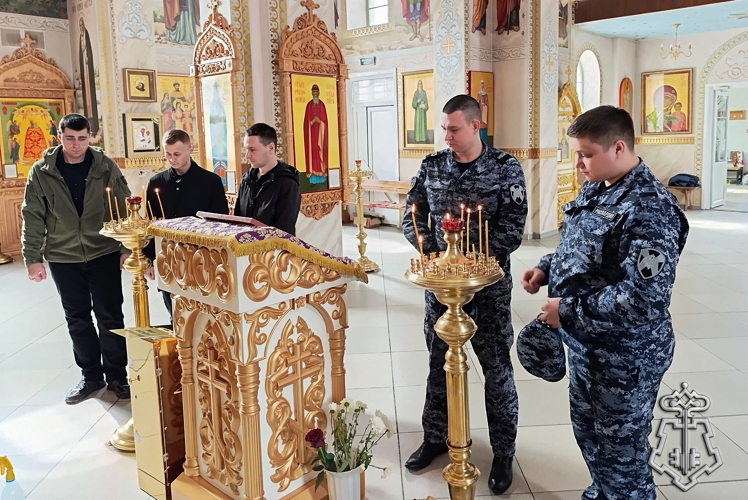 «С ВЕРОЙ В СЕРДЦЕ И В ДУШЕ» СОТРУДНИКИ ВНЕВЕДОМСТВЕННОЙ ОХРАНЫ РОСТОВСКОЙ ОБЛАСТИ ПРОВЕЛИ ВСТРЕЧИ С ДУХОВНЫМИ НАСТАВНИКАМИ СВОИХ ПОДРАЗДЕЛЕНИЙ И СОВЕРШИЛИ МОЛЕБНЫ ЗА ЗДРАВИЕ ВСЕХ ЗАЩИТНИКОВ ПРАВОПОРЯДКА