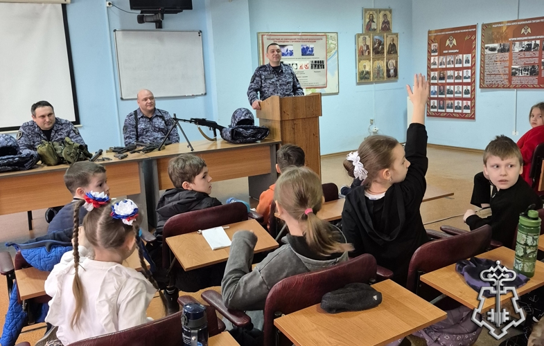В ПРЕДДВЕРИИ 10-Й ГОДОВЩИНЫ СО ДНЯ СОЗДАНИЯ ВОЙСК НАЦИОНАЛЬНОЙ ГВАРДИИ РОССИЙСКОЙ ФЕДЕРАЦИИ, СОТРУДНИКИ ВНЕВЕДОМСТВЕННОЙ ОХРАНЫ ПРОВЕЛИ РЯД ПАТРИОТИЧЕСКИХ МЕРОПРИЯТИЙ В ГОРОДАХ И РАЙОНАХ РОСТОВСКОЙ ОБЛАСТИ С ПОДРАСТАЮЩИМ ПОКОЛЕНИЕМ ЗАЩИТНИКОВ ОТЕЧЕСТВА