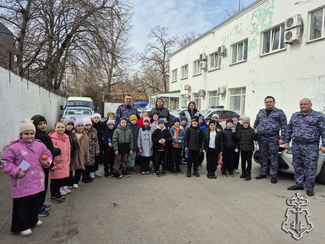 В ПРЕДДВЕРИИ 10-Й ГОДОВЩИНЫ СО ДНЯ СОЗДАНИЯ ВОЙСК НАЦИОНАЛЬНОЙ ГВАРДИИ РОССИЙСКОЙ ФЕДЕРАЦИИ, СОТРУДНИКИ ВНЕВЕДОМСТВЕННОЙ ОХРАНЫ ПРОВЕЛИ РЯД ПАТРИОТИЧЕСКИХ МЕРОПРИЯТИЙ В ГОРОДАХ И РАЙОНАХ РОСТОВСКОЙ ОБЛАСТИ С ПОДРАСТАЮЩИМ ПОКОЛЕНИЕМ ЗАЩИТНИКОВ ОТЕЧЕСТВА