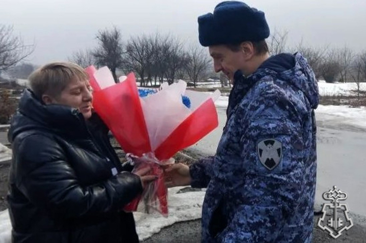 В ГОРОДЕ КРАСНЫЙ СУЛИН СОТРУДНИКИ ВНЕВЕДОМСТВЕННОЙ ОХРАНЫ ПОСЕТИЛИ ПО МЕСТУ ЖИТЕЛЬСТВА СЕМЬИ КОЛЛЕГ ПОГИБШИХ ПРИ ИСПОЛНЕНИИ СЛУЖЕБНОГО ДОЛГА