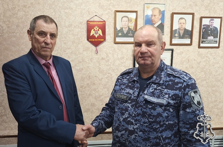 В БАГАЕВСКОМ РАЙОНЕ РОСТОВСКОЙ ОБЛАСТИ СОТРУДНИКИ ВНЕВЕДОМСТВЕННОЙ ОХРАНЫ ПОЗДРАВИЛИ ВЕТЕРАНА, ПОСВЯТИВШЕГО СЛУЖБЕ БОЛЕЕ 45 ЛЕТ ЖИЗНИ