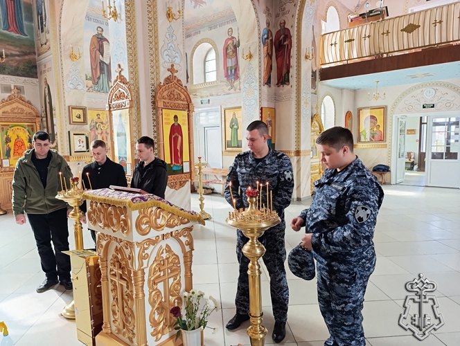 «С ВЕРОЙ В СЕРДЦЕ И В ДУШЕ» СОТРУДНИКИ ВНЕВЕДОМСТВЕННОЙ ОХРАНЫ РОСТОВСКОЙ ОБЛАСТИ ПРОВЕЛИ ВСТРЕЧИ С ДУХОВНЫМИ НАСТАВНИКАМИ СВОИХ ПОДРАЗДЕЛЕНИЙ И СОВЕРШИЛИ МОЛЕБНЫ ЗА ЗДРАВИЕ ВСЕХ ЗАЩИТНИКОВ ПРАВОПОРЯДКА