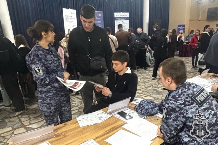 СОТРУДНИКИ ВНЕВЕДОМСТВЕННОЙ ОХРАНЫ ГОРОДА ВОЛГОДОНСКА ПРИНЯЛИ УЧАСТИЕ В ЯРМАРКЕ ВАКАНСИЙ
