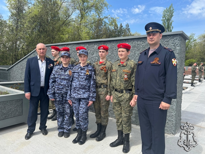 В ГОРОДЕ НОВОЧЕРКАССКЕ СОТРУДНИКИ ВНЕВЕДОМСТВЕННОЙ ОХРАНЫ ПОЧТИЛИ ПАМЯТЬ ВОИНОВ КРАСНОЙ АРМИИ ПОГИБШИХ В ГОДЫ ВЕЛИКОЙ ОТЕЧЕСТВЕННОЙ ВОЙНЫ