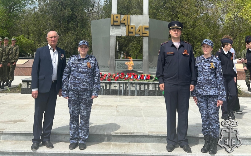 В ГОРОДЕ НОВОЧЕРКАССКЕ СОТРУДНИКИ ВНЕВЕДОМСТВЕННОЙ ОХРАНЫ ПОЧТИЛИ ПАМЯТЬ ВОИНОВ КРАСНОЙ АРМИИ ПОГИБШИХ В ГОДЫ ВЕЛИКОЙ ОТЕЧЕСТВЕННОЙ ВОЙНЫ