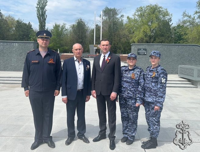 В ГОРОДЕ НОВОЧЕРКАССКЕ СОТРУДНИКИ ВНЕВЕДОМСТВЕННОЙ ОХРАНЫ ПОЧТИЛИ ПАМЯТЬ ВОИНОВ КРАСНОЙ АРМИИ ПОГИБШИХ В ГОДЫ ВЕЛИКОЙ ОТЕЧЕСТВЕННОЙ ВОЙНЫ