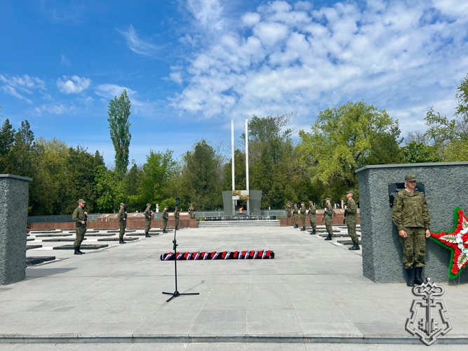 В ГОРОДЕ НОВОЧЕРКАССКЕ СОТРУДНИКИ ВНЕВЕДОМСТВЕННОЙ ОХРАНЫ ПОЧТИЛИ ПАМЯТЬ ВОИНОВ КРАСНОЙ АРМИИ ПОГИБШИХ В ГОДЫ ВЕЛИКОЙ ОТЕЧЕСТВЕННОЙ ВОЙНЫ