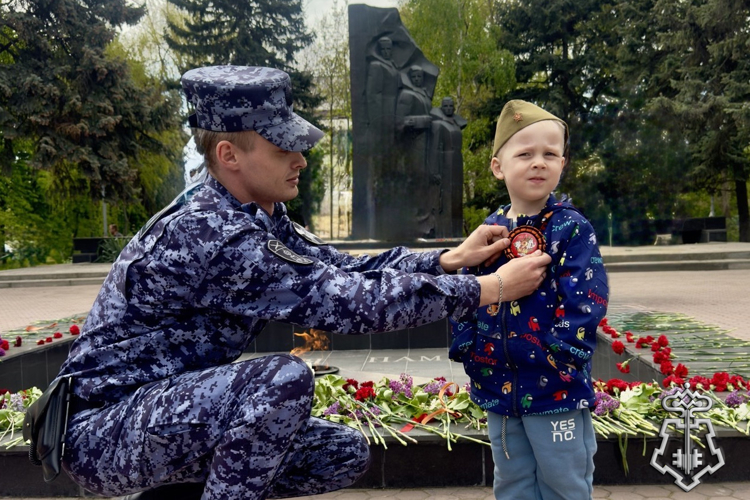 В РОСТОВСКОЙ ОБЛАСТИ СОТРУДНИКИ ВНЕВЕДОМСТВЕННОЙ ОХРАНЫ ПРОВЕЛИ РЯД ПАМЯТНЫХ МЕРОПРИЯТИЙ В ПРЕДДВЕРИИ ДНЯ ПОБЕДЫ