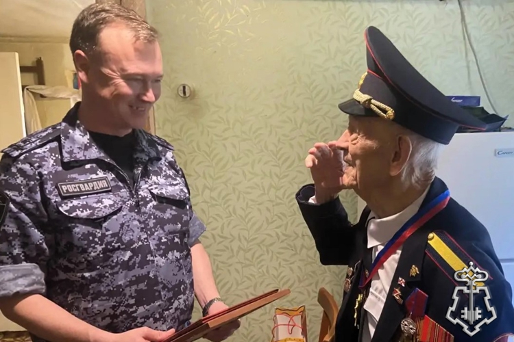 В ДОНСКОЙ СТОЛИЦЕ СО 101-ЛЕТИЕМ ПОЗДРАВИЛИ ВЕТЕРАНА ВЕЛИКОЙ ОТЕЧЕСТВЕННОЙ ВОЙНЫ СТАРШИНУ МИЛИЦИИ В ОТСТАВКЕ ПЕТРА ГОЛЫШКИНА, ПРОСЛУЖИВШЕГО МНОГО ЛЕТ ВО ВНЕВЕДОМСТВЕННОЙ ОХРАНЕ
