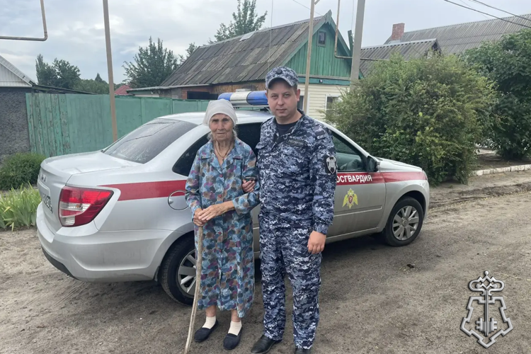 В МИЛЛЕРОВСКОМ РАЙОНЕ СОТРУДНИКИ ВНЕВЕДОМСТВЕННОЙ ОХРАНЫ РАЗЫСКАЛИ ПРОПАВШУЮ ПЕНСИОНЕРКУ И ПОМОГЛИ ЕЙ ВЕРНУТЬСЯ К РОДСТВЕННИКАМ