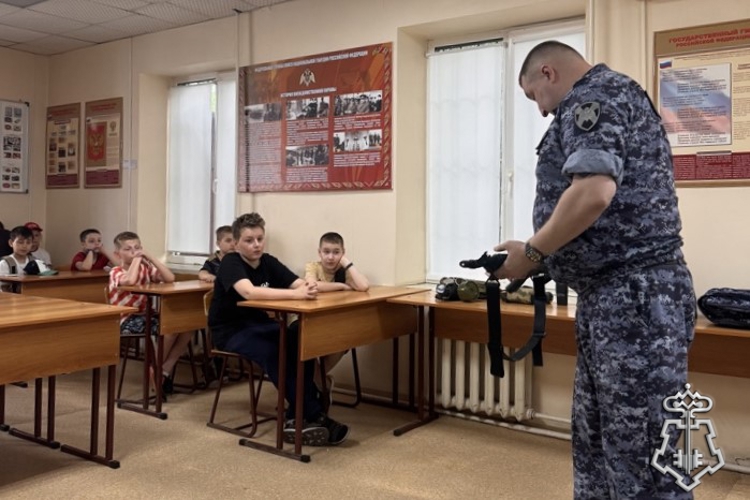 В ПРЕДДВЕРИИ ДНЯ РОССИИ СОТРУДНИКИ ПОДРАЗДЕЛЕНИЙ ВНЕВЕДОМСТВЕННОЙ ОХРАНЫ ПРОВЕЛИ РЯД ПАТРИОТИЧЕСКИХ МЕРОПРИЯТИЙ