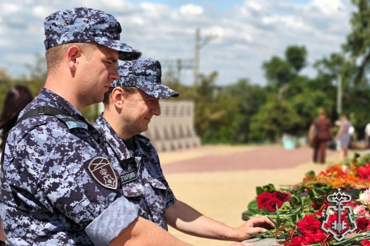 В РОСТОВСКОЙ ОБЛАСТИ СОТРУДНИКИ ВНЕВЕДОМСТВЕННОЙ ОХРАНЫ ПОЧТИЛИ ПАМЯТЬ ПАВШИХ ГЕРОЕВ ВЕЛИКОЙ ОТЕЧЕСТВЕННОЙ ВОЙНЫ