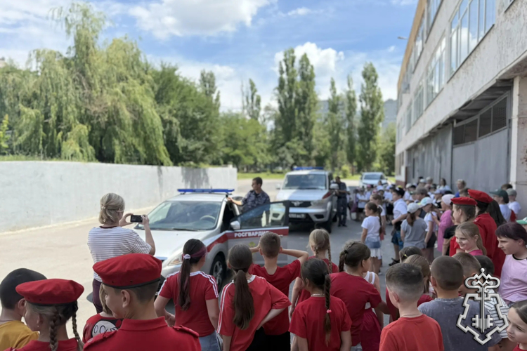 В ПЕРИОД ЛЕТНИХ КАНИКУЛ СОТРУДНИКИ БАТАЛЬОНА ПОЛИЦИИ №1 УВО ПО Г. РОСТОВУ-НА-ДОНУ ПРОВЕЛИ ПОЗНАВАТЕЛЬНЫЕ ВСТРЕЧИ С ЮНЫМИ ЗАЩИТНИКАМИ ОТЕЧЕСТВА