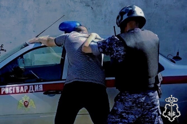 В ГОРОДЕ ВОЛГОДОНСКЕ СОТРУДНИКИ ВНЕВЕДОМСТВЕННОЙ ОХРАНЫ ЗАДЕРЖАЛИ МУЖЧИНУ НАХОДЯЩЕГОСЯ В ФЕДЕРАЛЬНОМ РОЗЫСКЕ