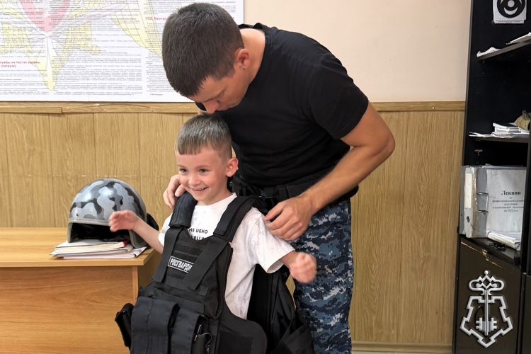 В КОНСТАНТИНОВСКЕ СОТРУДНИКИ ВНЕВЕДОМСТВЕННОЙ ОХРАНЫ ПОЗНАКОМИЛИ ВОСПИТАННИКОВ ДЕТСКОГО САДА СО СВОЕЙ СЛУЖБОЙ